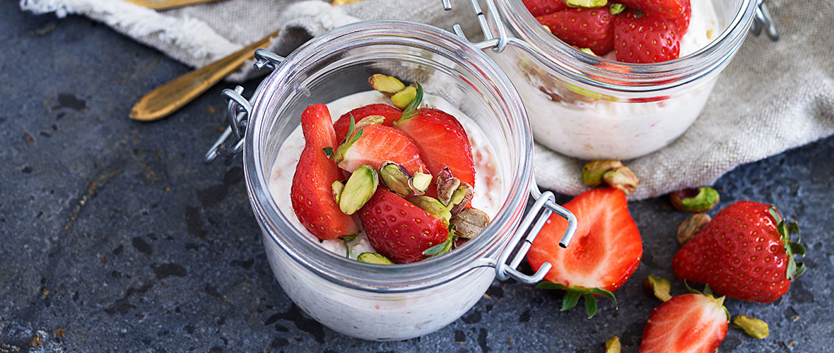 Overnight Oats med färska jordgubbar och nötter